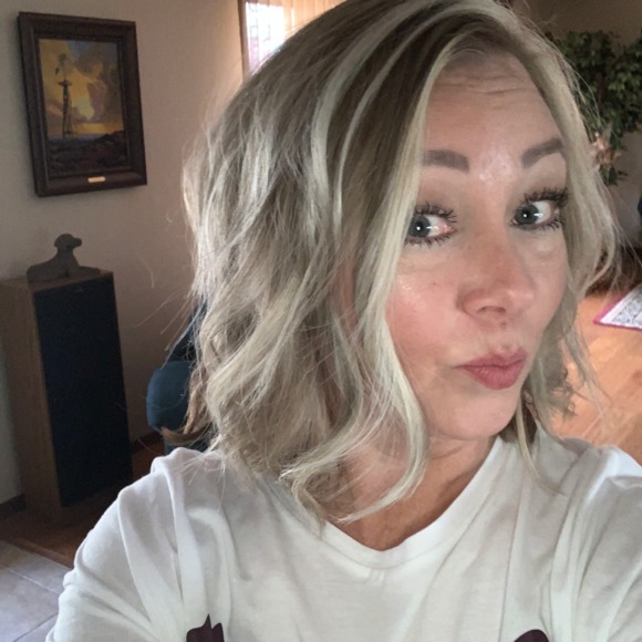 Meet your Posher, April - Picture 1 of 1